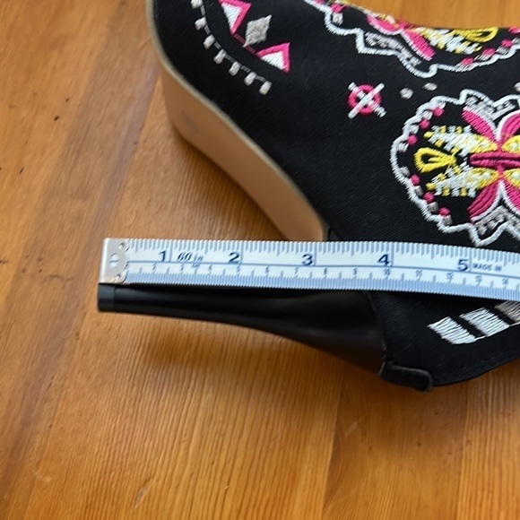 Embroidered stiletto black ankle booties. Size 39. NWOT. - Picture 6 of 6
